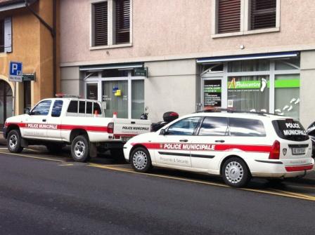 Vhcs devant le poste