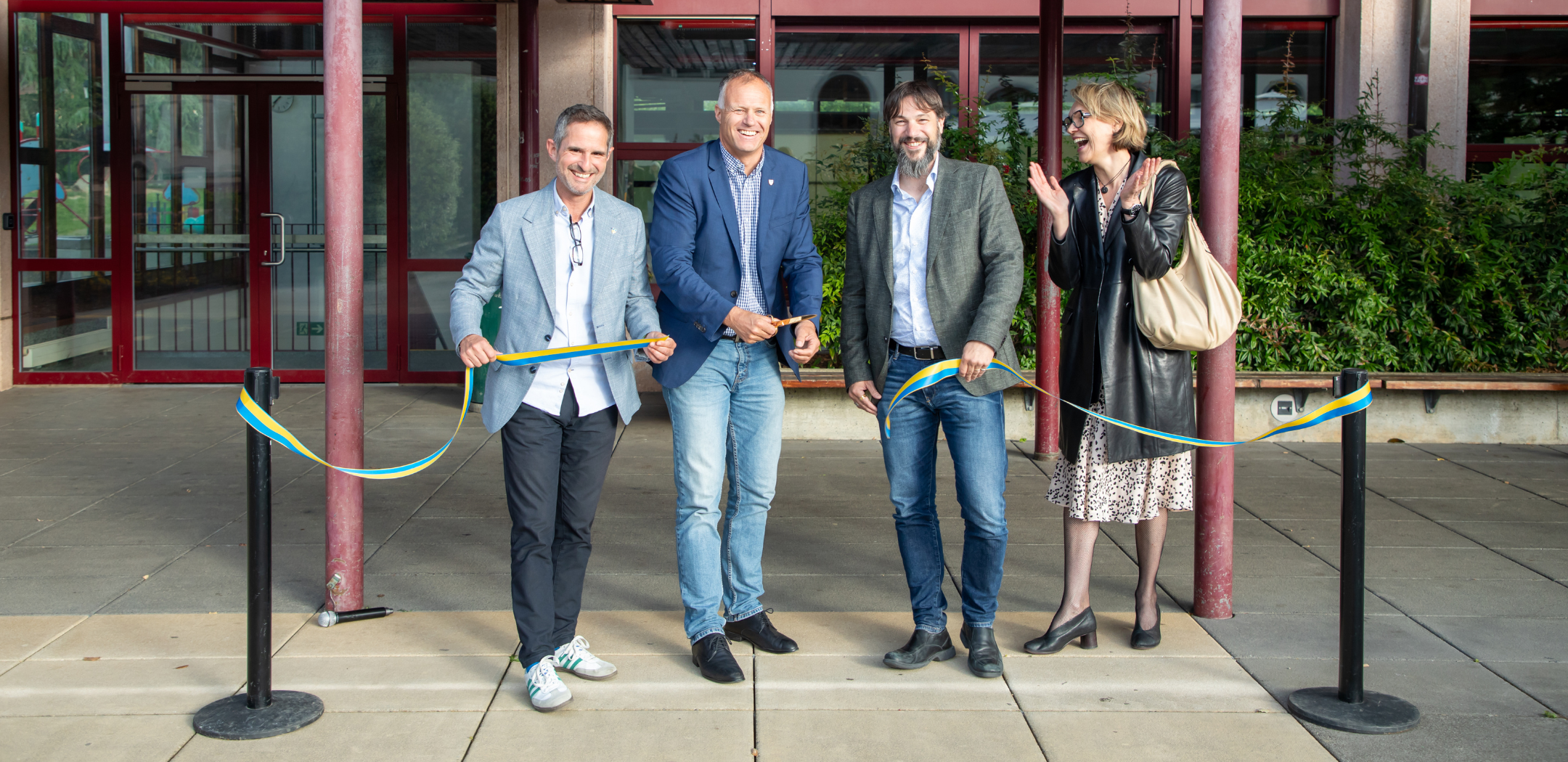 Couper de ruban lors de l'inauguration des brumisateurs dans les préaux de l'école Pré-du-Camp