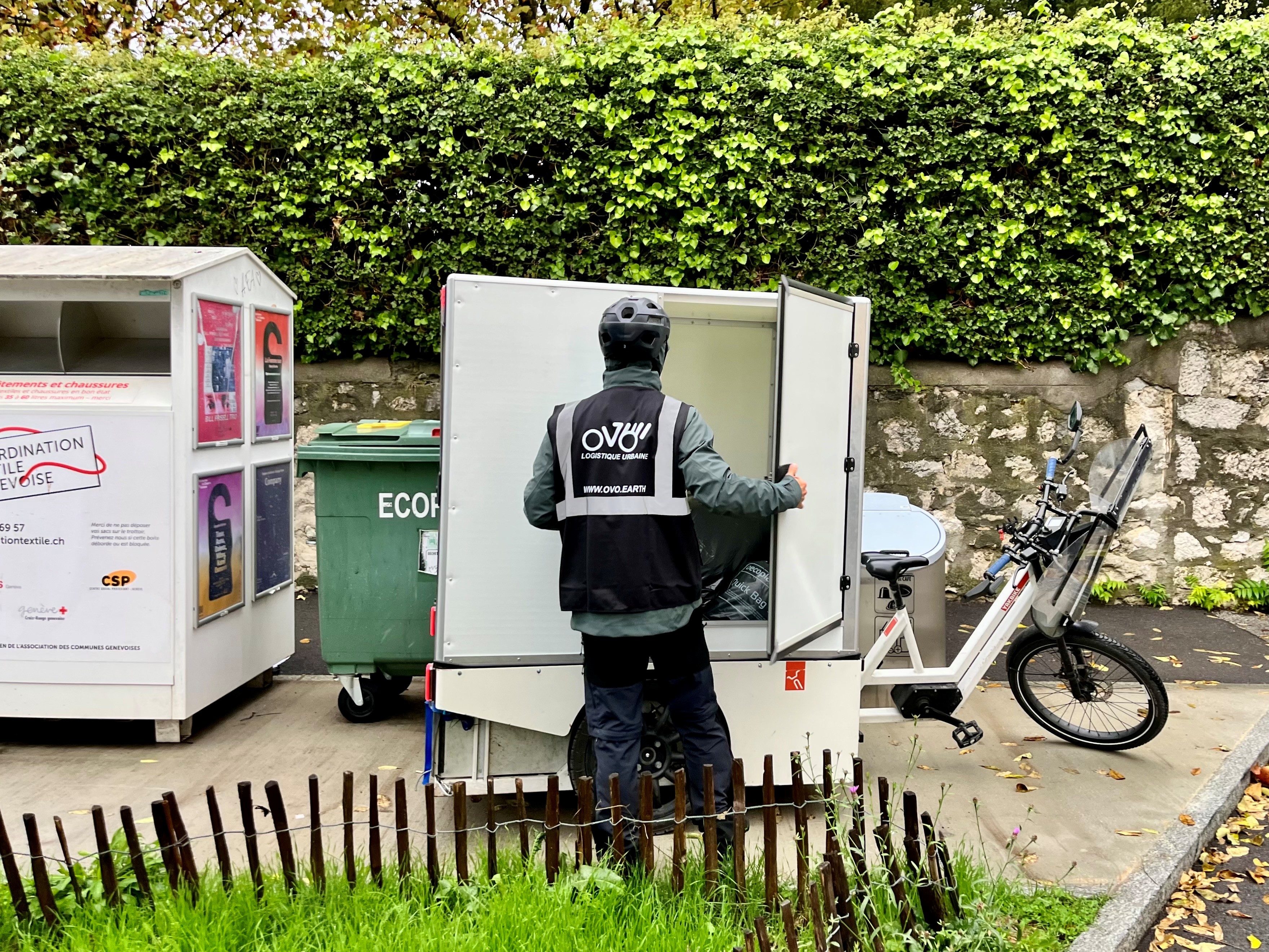 Vélo-cargo utilisé pour transporter le contenu des Boîtes à fringues